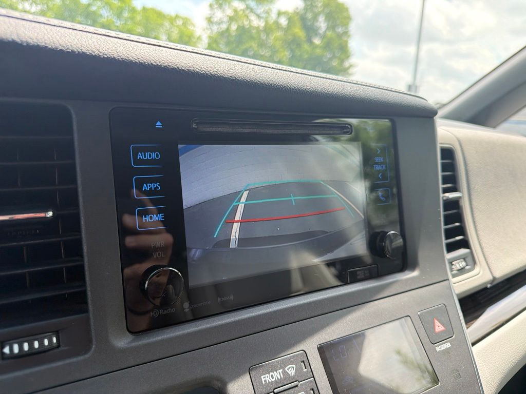 Thumbnail: 2017 Toyota Sienna - 31