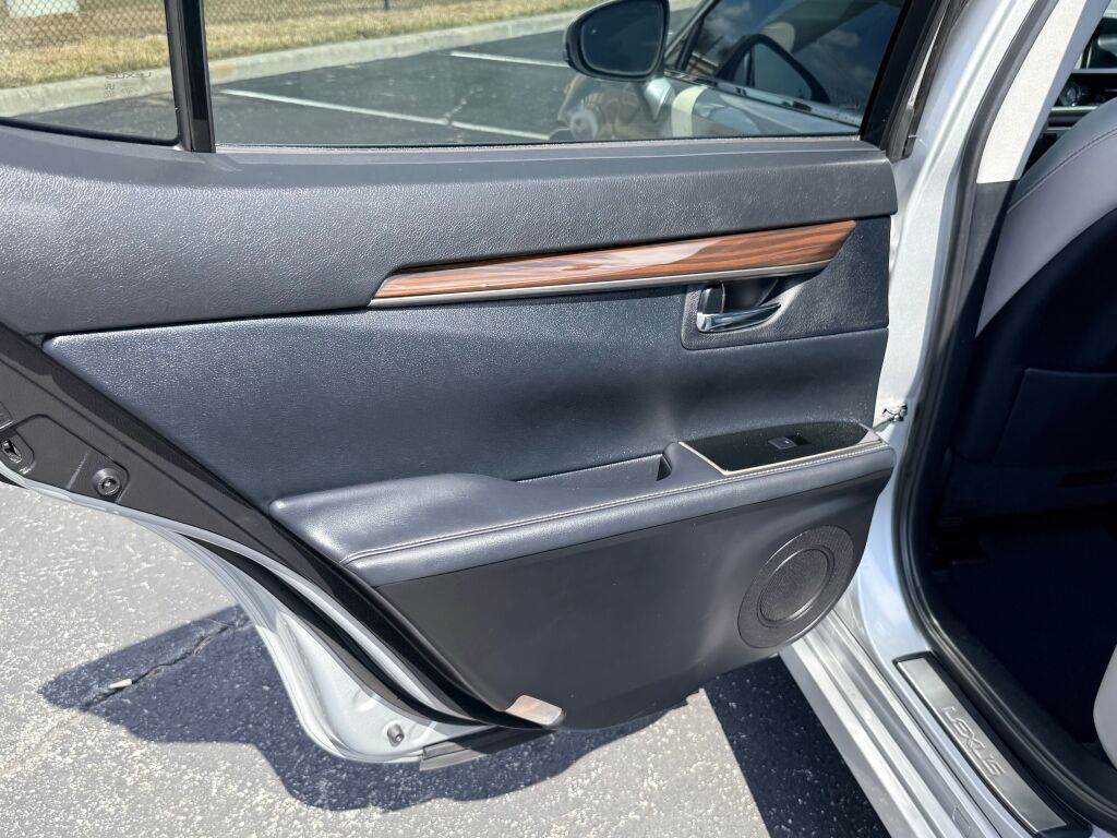 Thumbnail: 2018 Lexus ES - 17