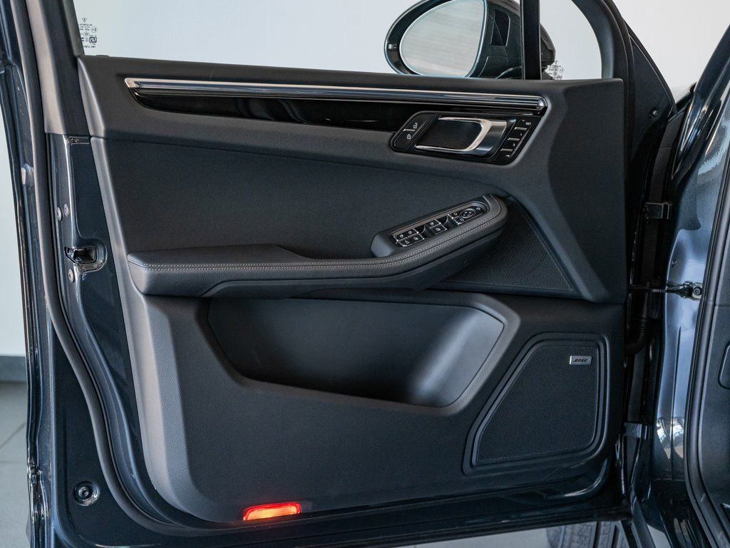 New 2025  Porsche  image 12