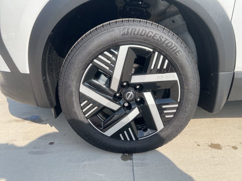 2025 Aspen White Tricoat Nissan Kicks SV FWD SUV