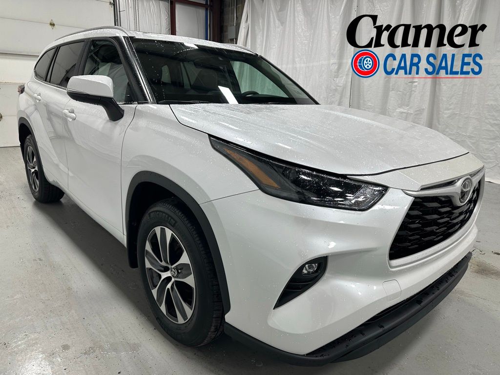 White (Wind Chill Pearl) 2025 Toyota Highlander XLE AWD SUV / Crossover All-Wheel Drive 8-Speed Automatic