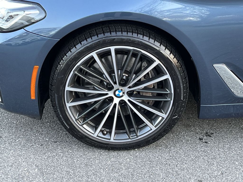 Thumbnail: 2023 BMW 5 Series - 10