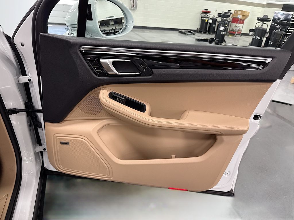 Thumbnail: 2025 Porsche Macan - 25