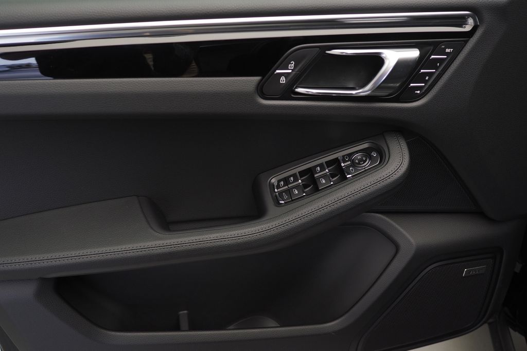 Thumbnail: 2026 Porsche Macan - 11