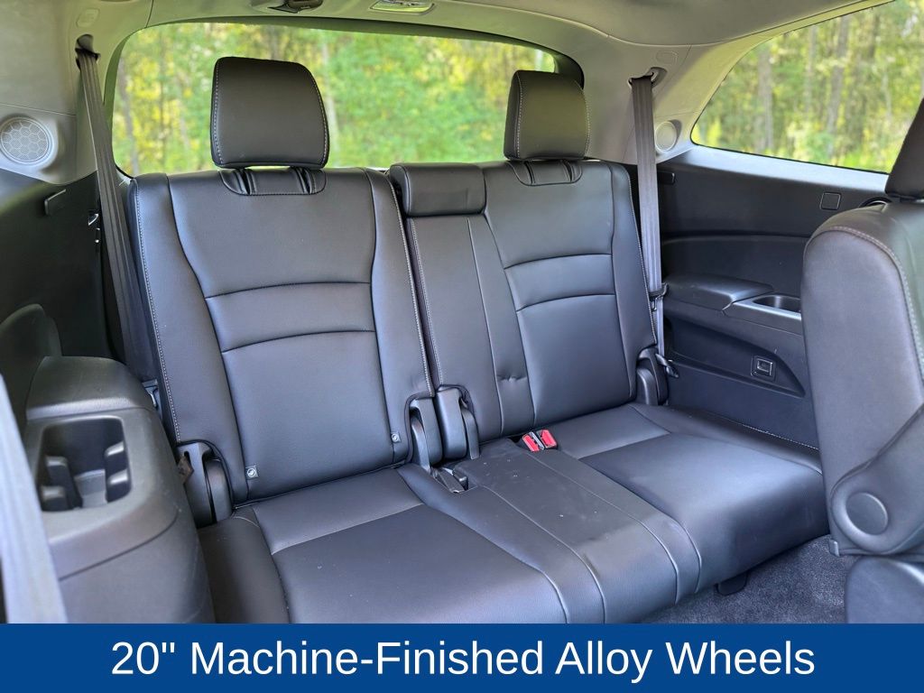 2020 Honda Pilot Touring w/Rear Captain's Chairs