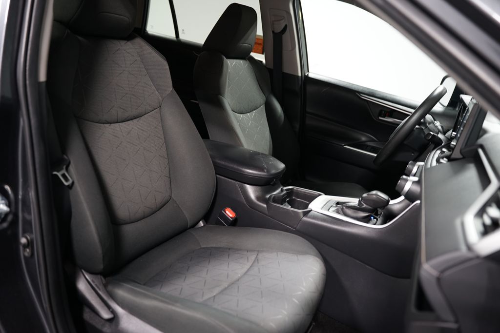 2021 Toyota RAV4 XLE 27