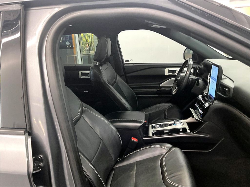 2021 Ford Explorer — photo 11