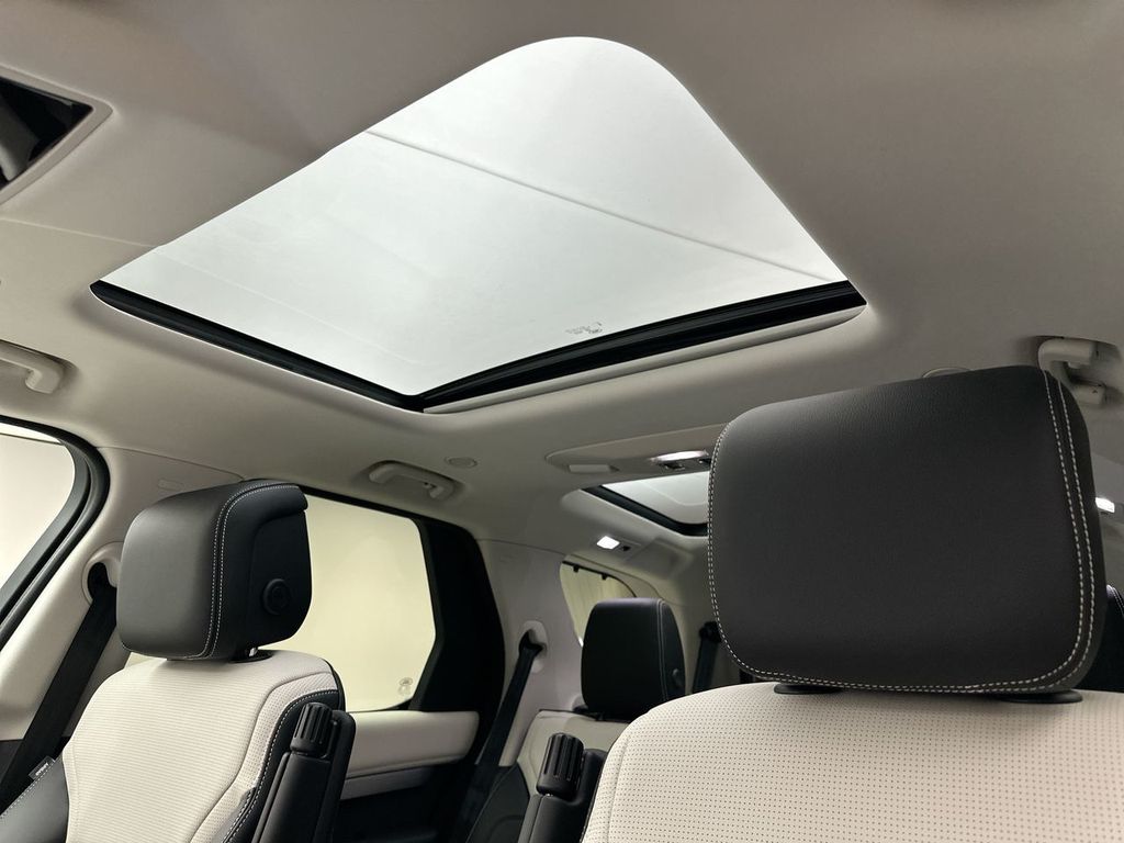 Thumbnail: 2026 Land Rover Discovery - 11