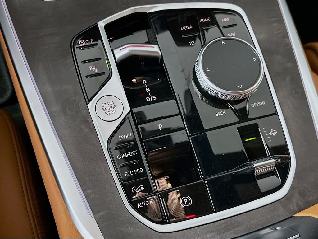 Thumbnail: 2026 BMW X7 - 15