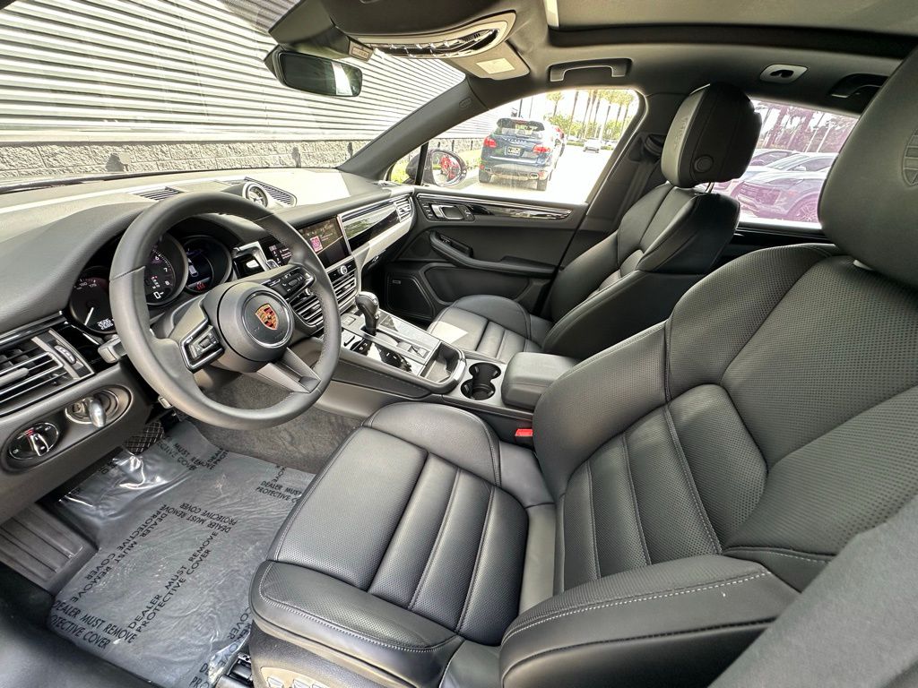 Thumbnail: 2026 Porsche Macan - 4