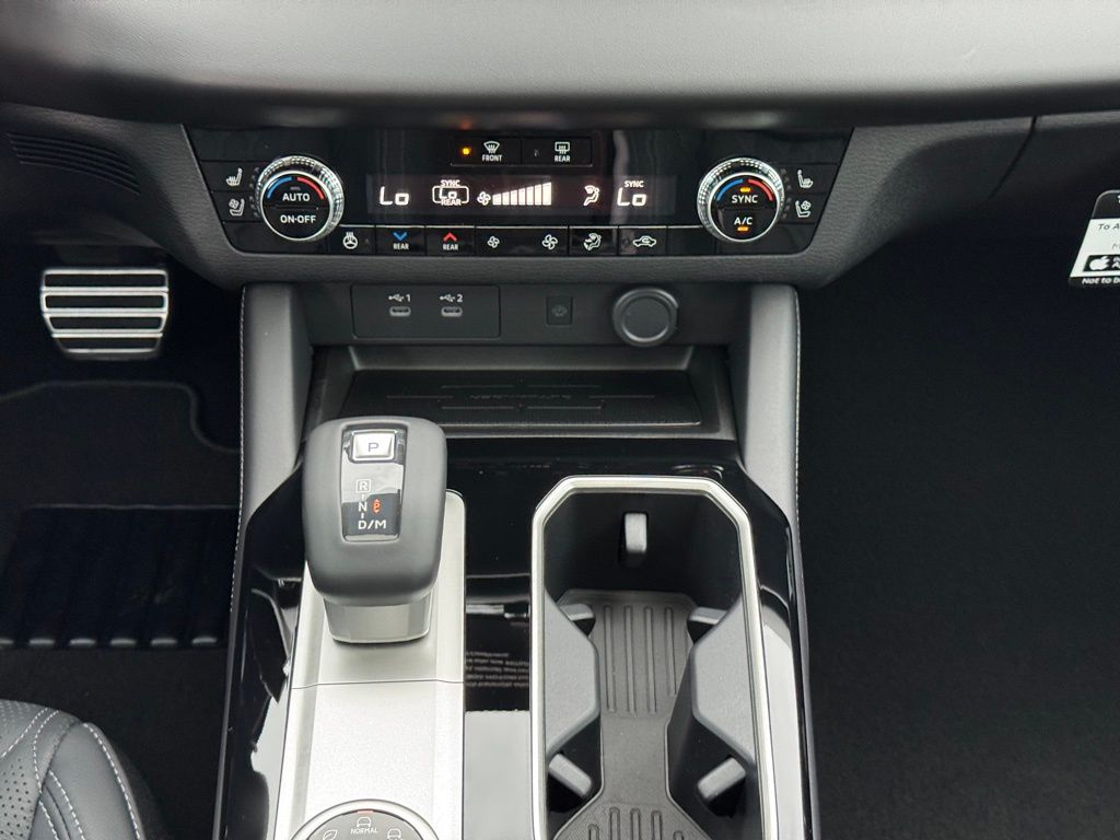 2025 Mitsubishi Outlander SEL photo 16