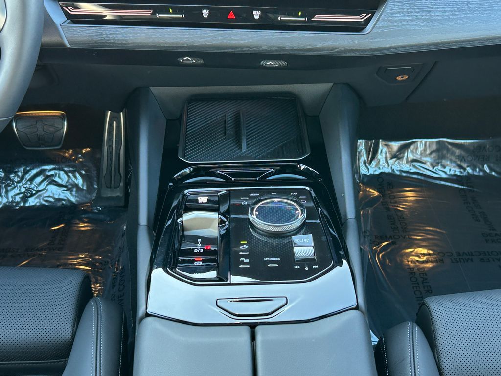 Thumbnail: 2025 BMW 5 Series - 27