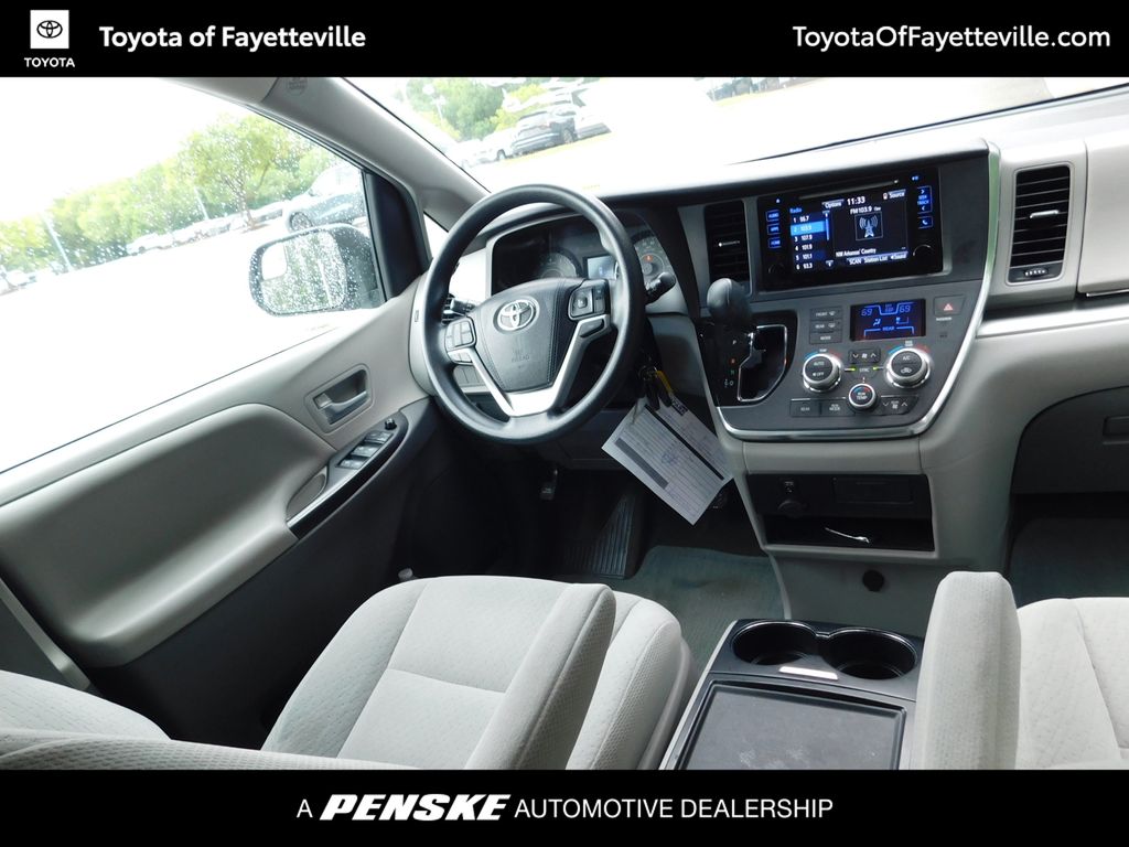 Thumbnail: 2016 Toyota Sienna - 3