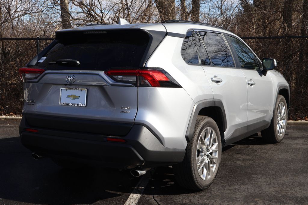 2019 Toyota RAV4 XLE Premium 8