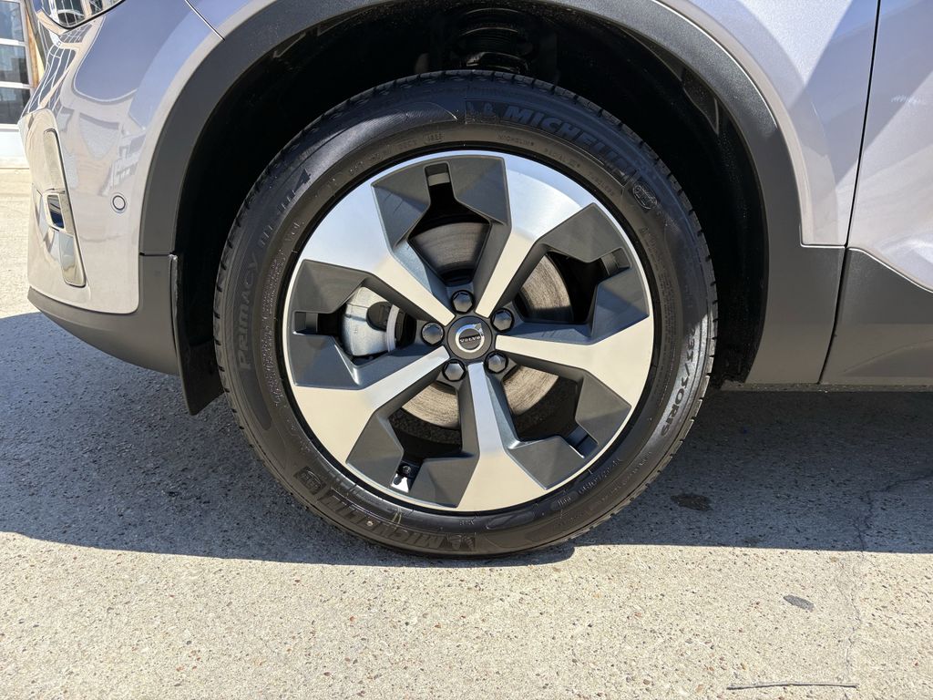 New 2026 Aurora Silver Volvo B5 Plus image 9