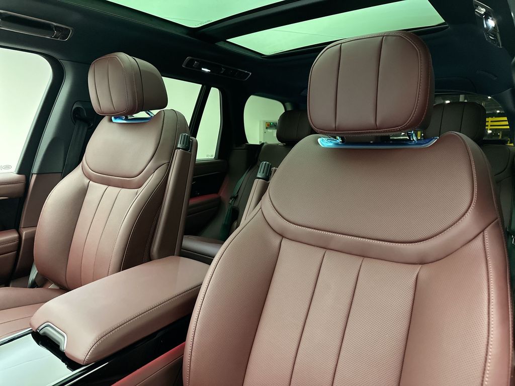 2025 Land Rover Range Rover SE 9