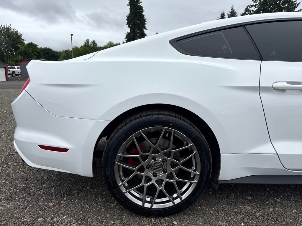 2017 Oxford White Ford Mustang V6 RWD Coupe