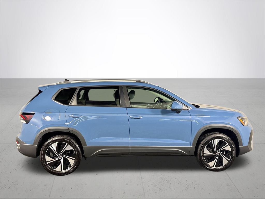 2025 Volkswagen Taos SE photo 4