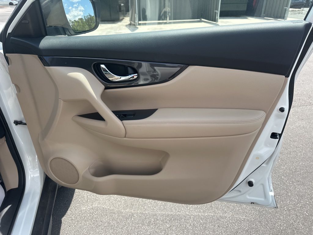 2018 Pearl White Nissan Rogue SV FWD SUV