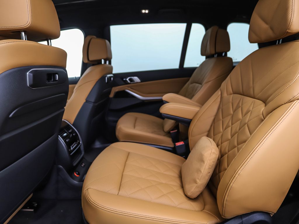 Thumbnail: 2026 BMW X7 - 21