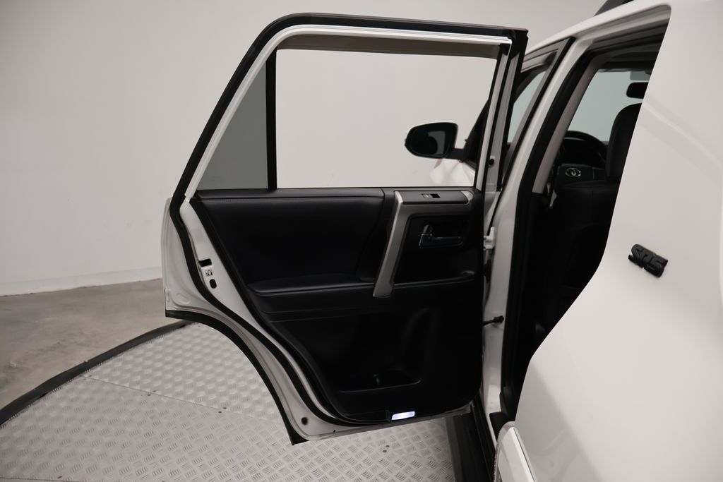Thumbnail: 2019 Toyota 4Runner - 21
