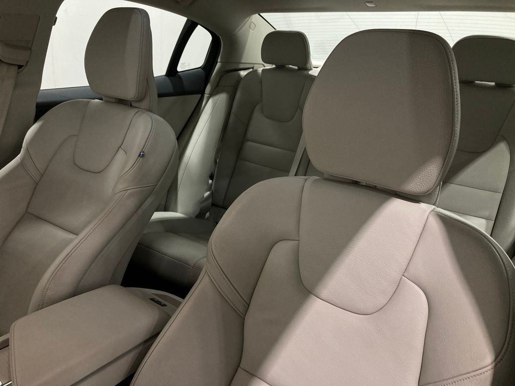 2024 Volvo S60 B5 Core Dark Theme