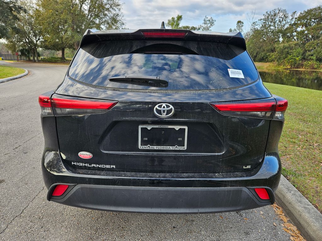 2022 Toyota Highlander LE 4