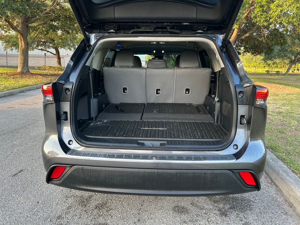 2024 Toyota Highlander LE 10