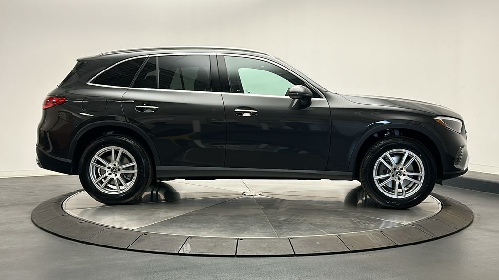 2025 Mercedes-Benz GLC 300 8