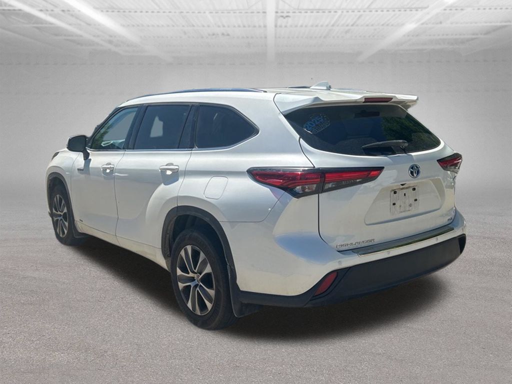 2021 Toyota Highlander Hybrid XLE White at Klick Lewis Buick Chevrolet