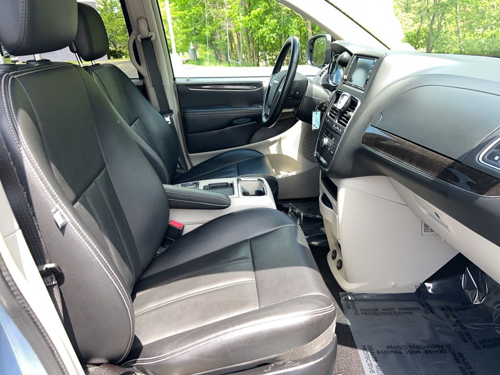 2013 Chrysler Town & Country Touring 19