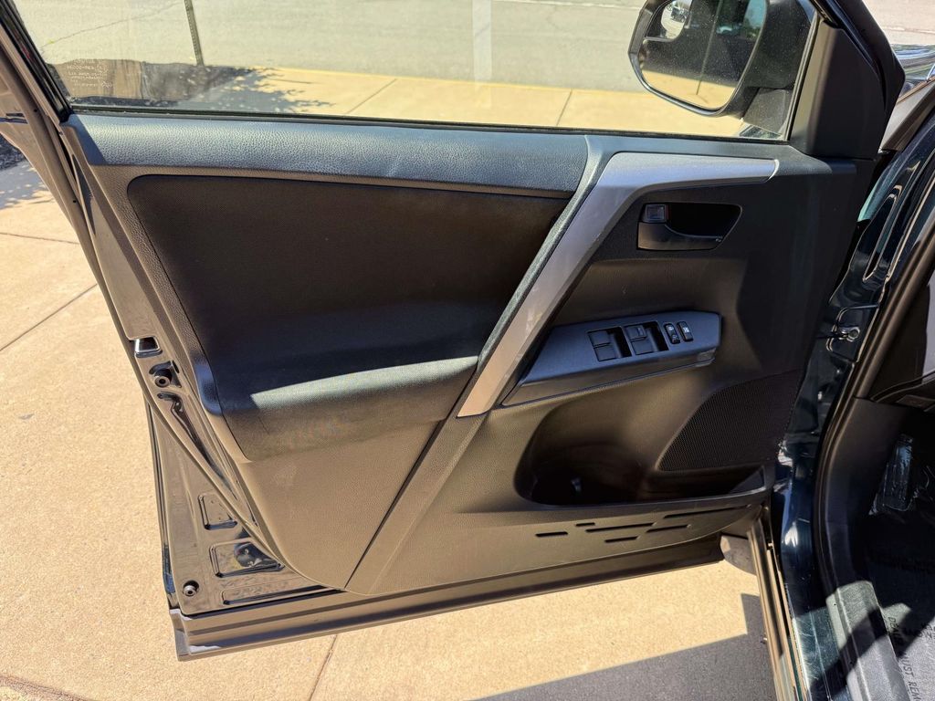 2018 Toyota RAV4 LE - Photo 31