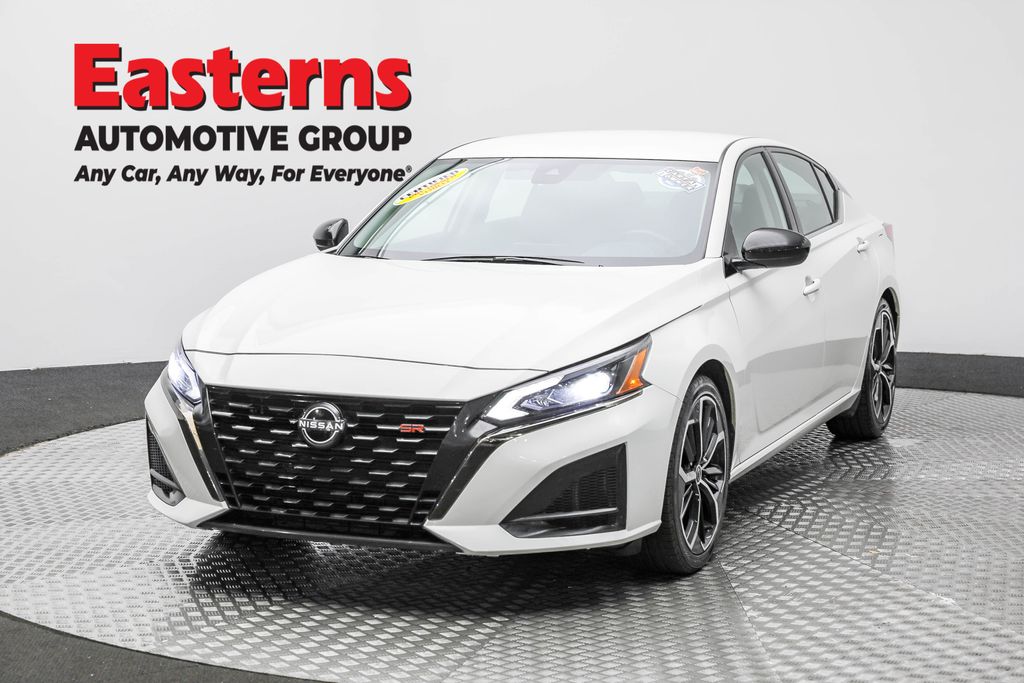 2023 Nissan Altima SR's photo