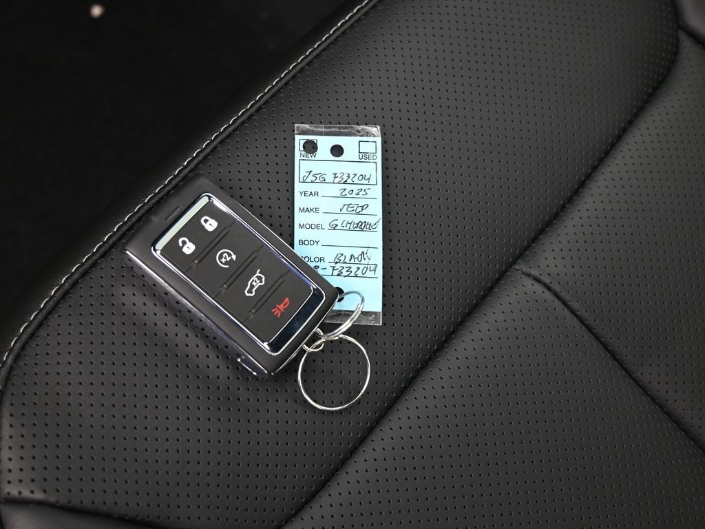 New 2025 Diamond Black Crystal Pearlcoat Jeep Overland image 19