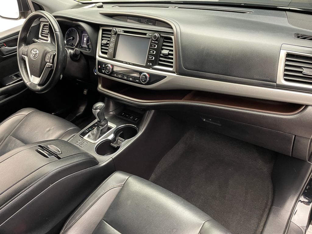 2019 Toyota Highlander XLE 16