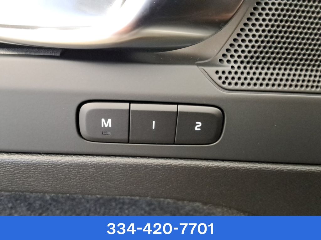 new 2025 Volvo XC40 car, priced at $37,599