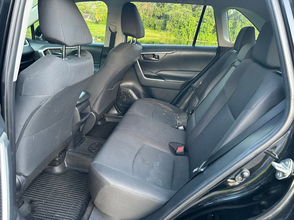 2019 Toyota RAV4 LE 13