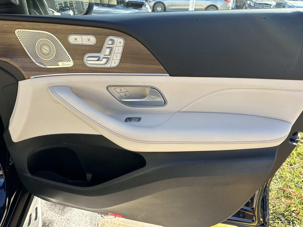 Thumbnail: 2022 Mercedes-Benz GLS - 19