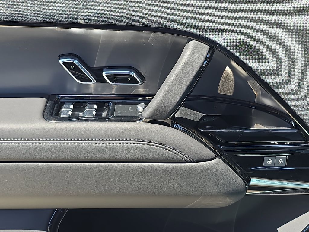 New 2025 Black Land Rover Dynamic SE image 29