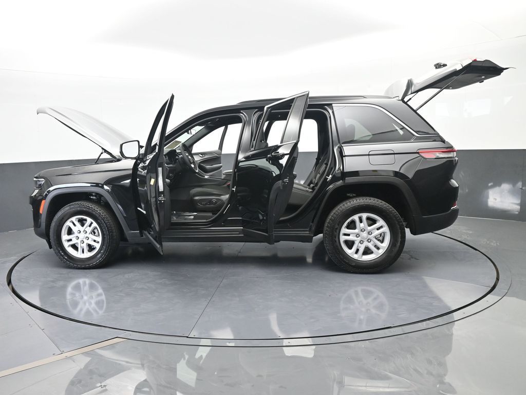 Used 2025 Diamond Black Crystal Pearlcoat Jeep Laredo image 74