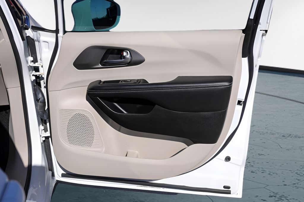 Used Car 2022 Chrysler Pacifica  Touring L For Sale Under $30,000 In Austin, Texas