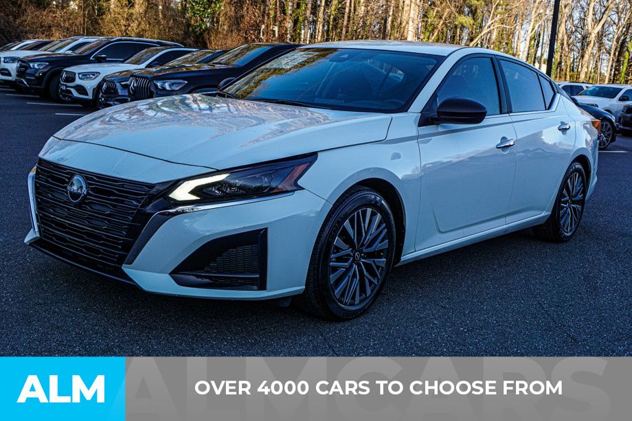Used 2025 White Nissan 2.5 SV image 3