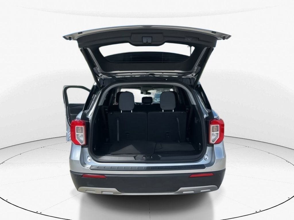 2024 Silver Metallic Ford Explorer XLT RWD SUV