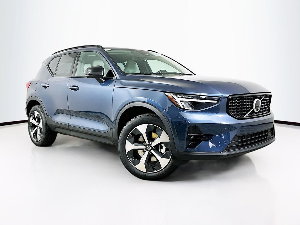 2026 Volvo XC40 B5 Plus