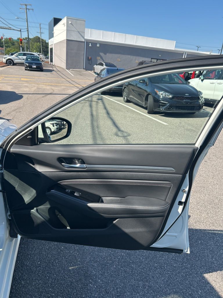 Used 2023 White Nissan 2.5 SL image 22