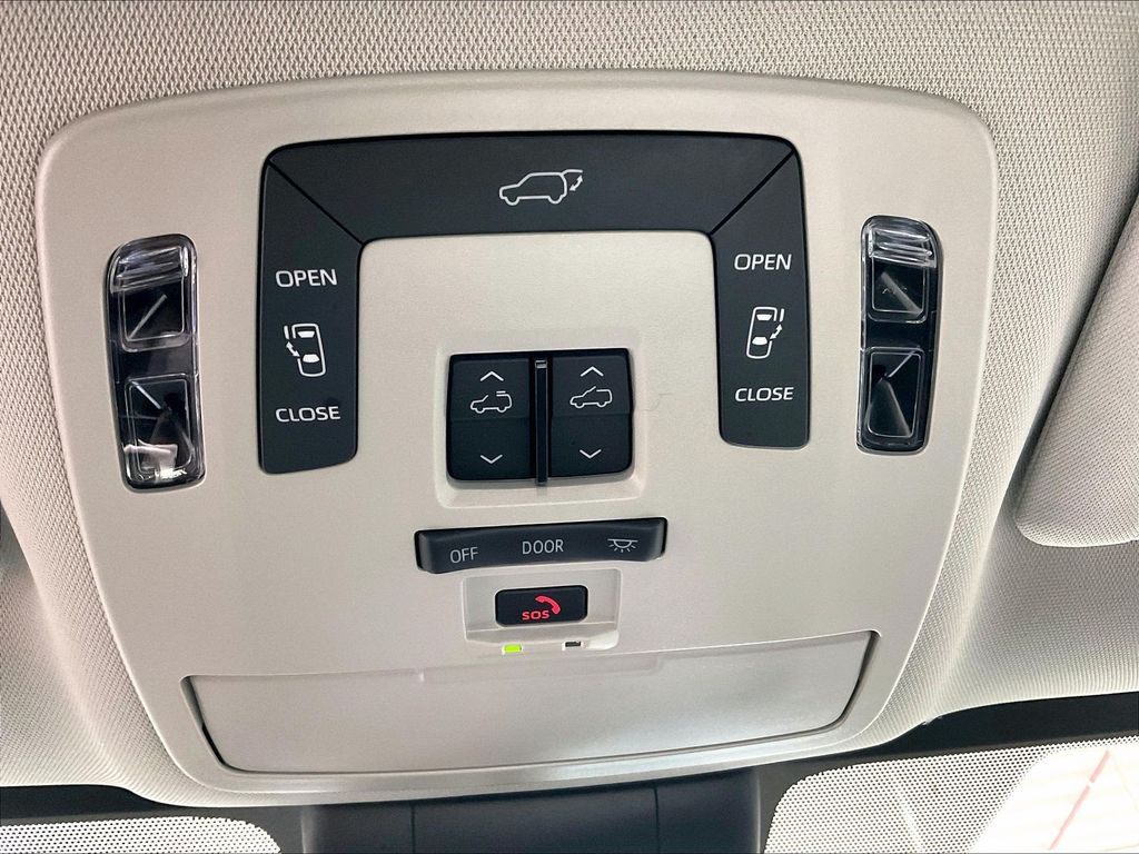 2025 Toyota Sienna — photo 27
