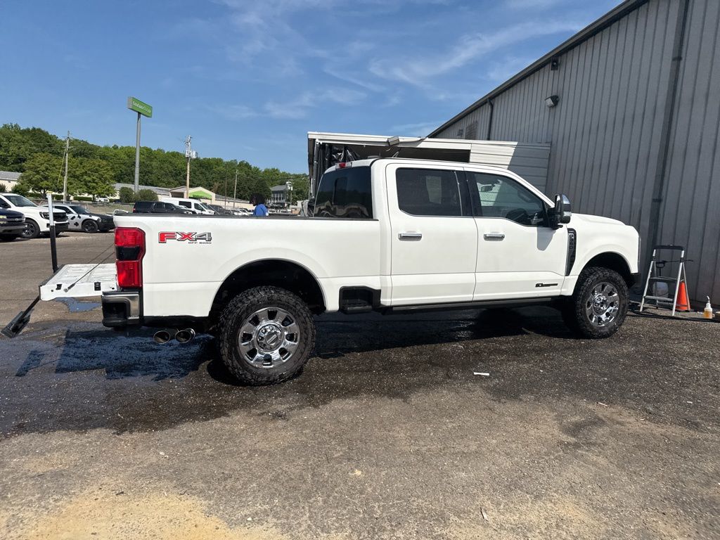 2025 Star White Metallic Tri-Coat Ford Super Duty F-350 SRW Lariat 4X4 Truck
