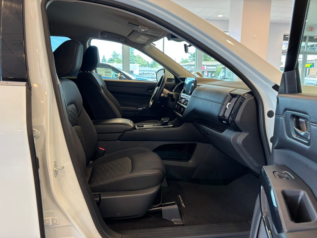 2024 Nissan Pathfinder SV