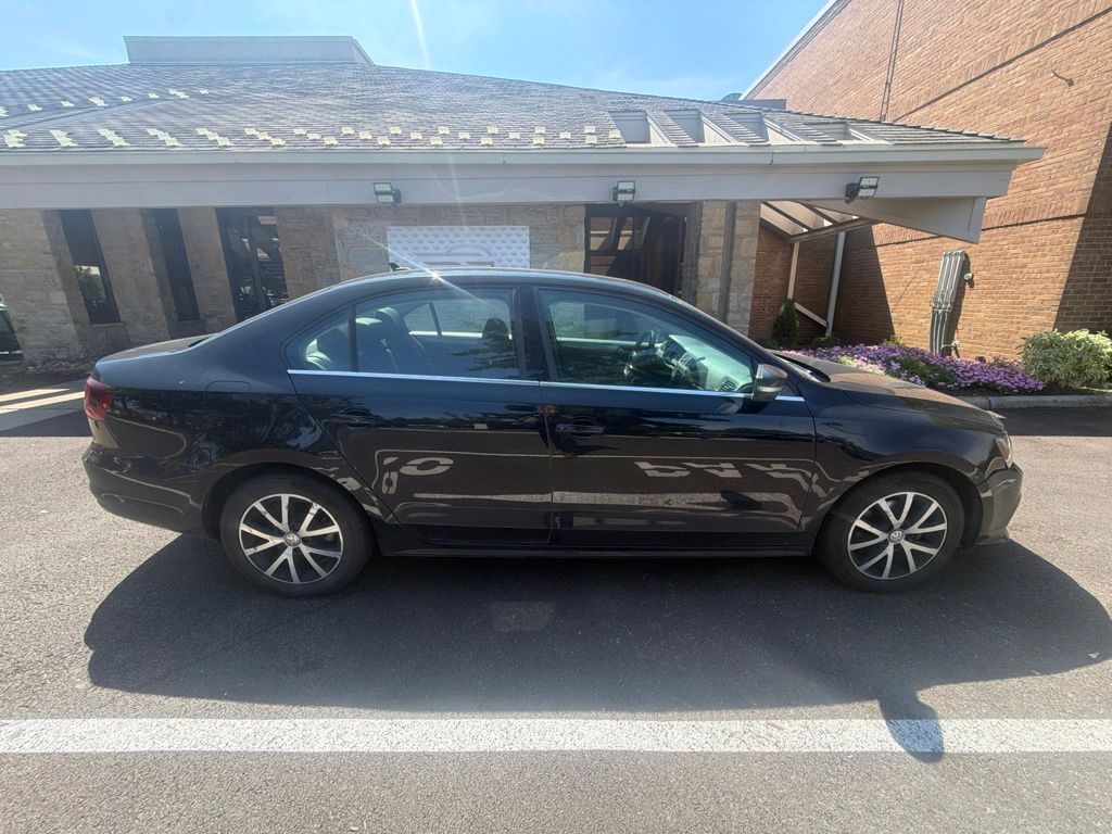 Used 2017 Black Volkswagen 1.4T SE image 5