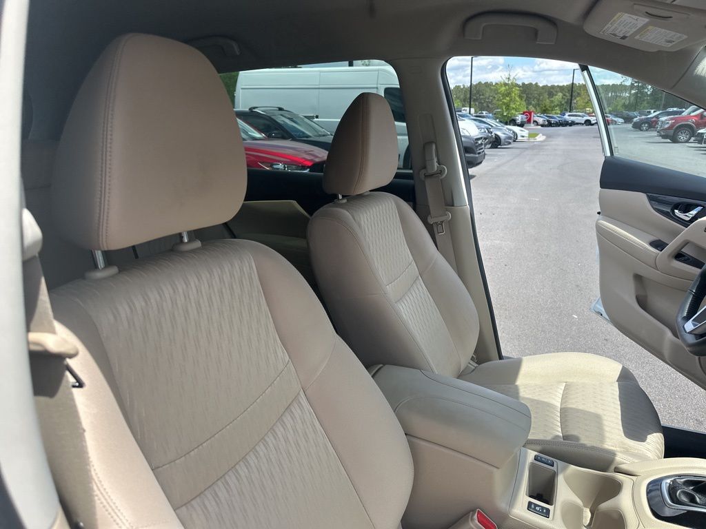 2018 Pearl White Nissan Rogue SV FWD SUV